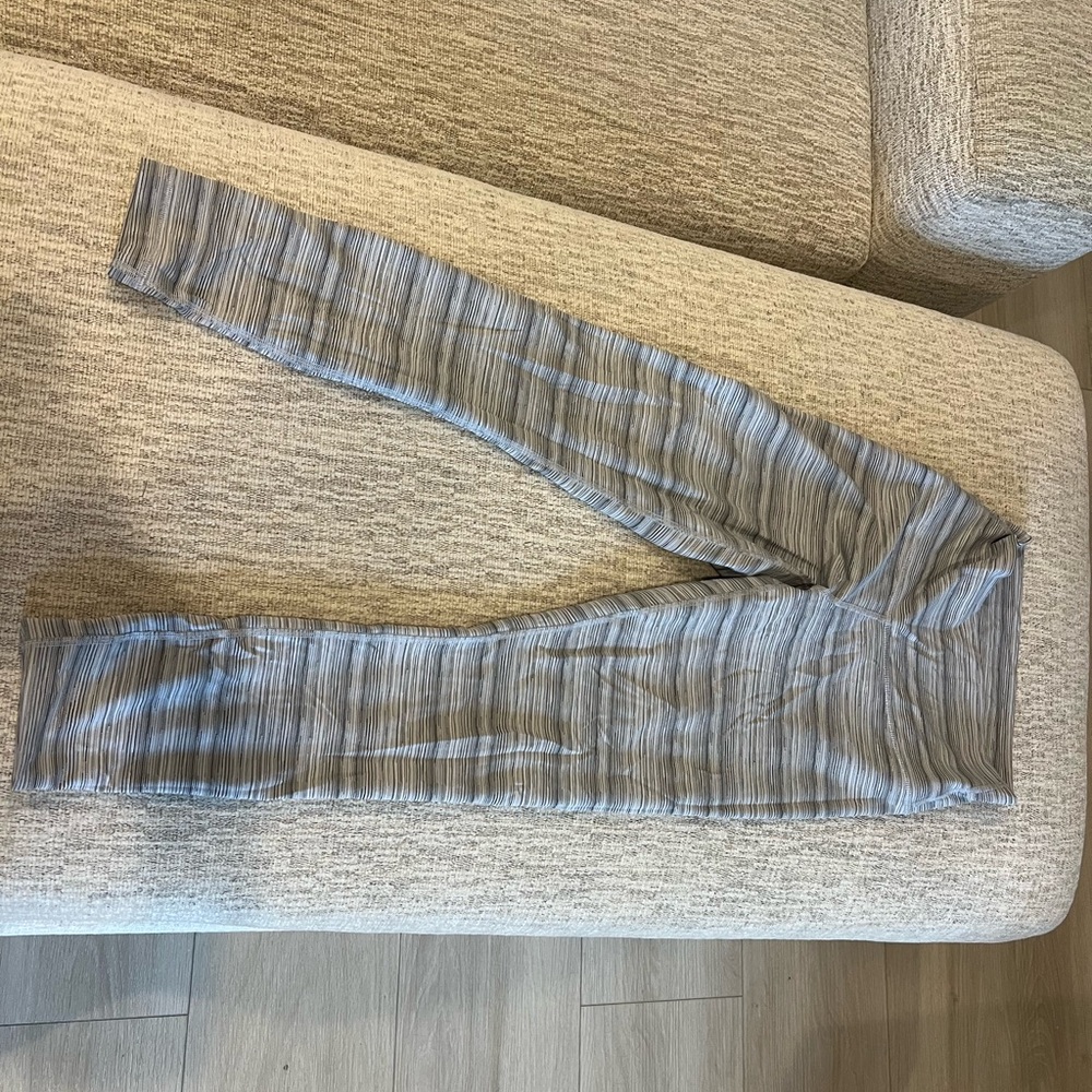 Black and white Lululemon leggings